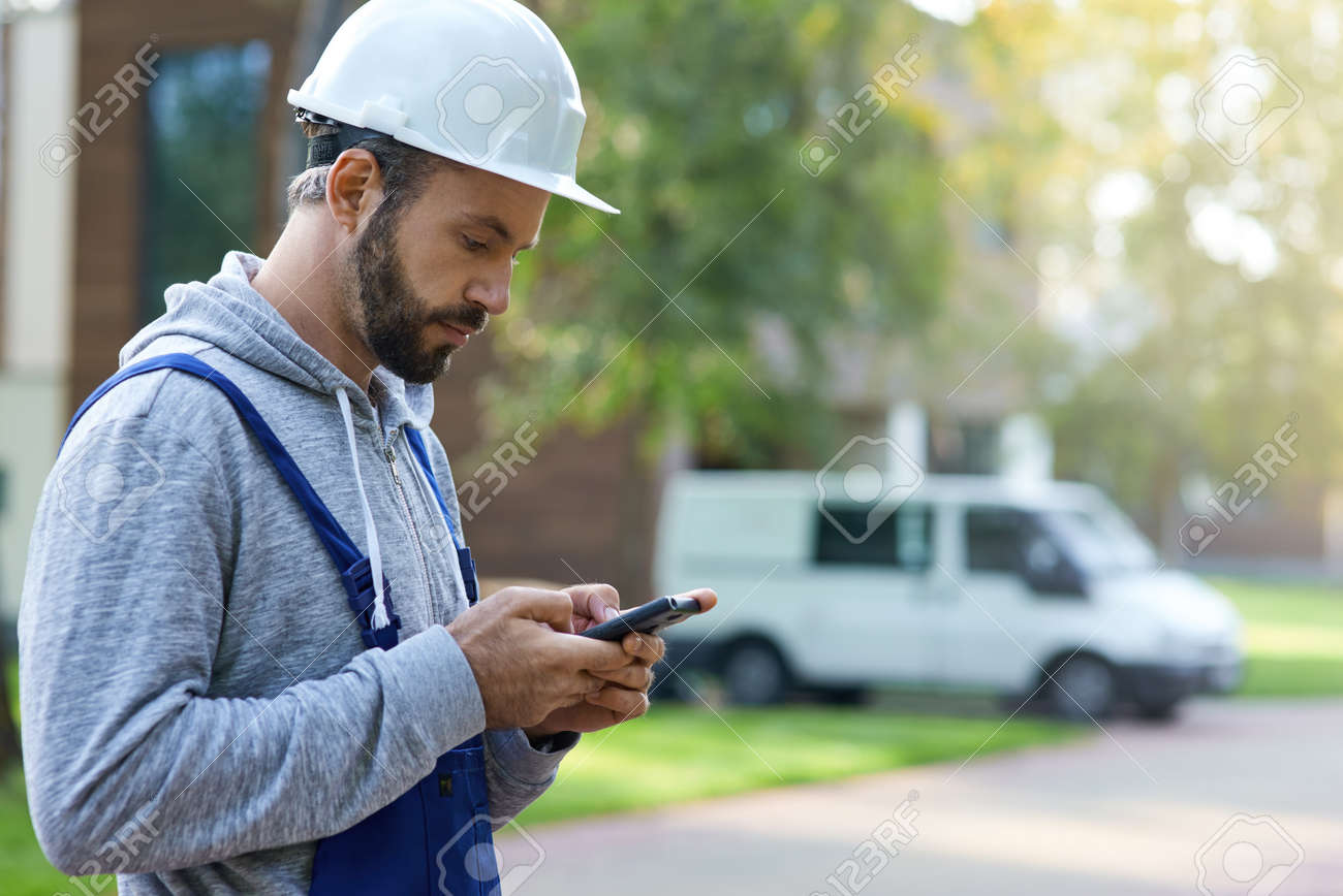Bauarbeiter telefoniert